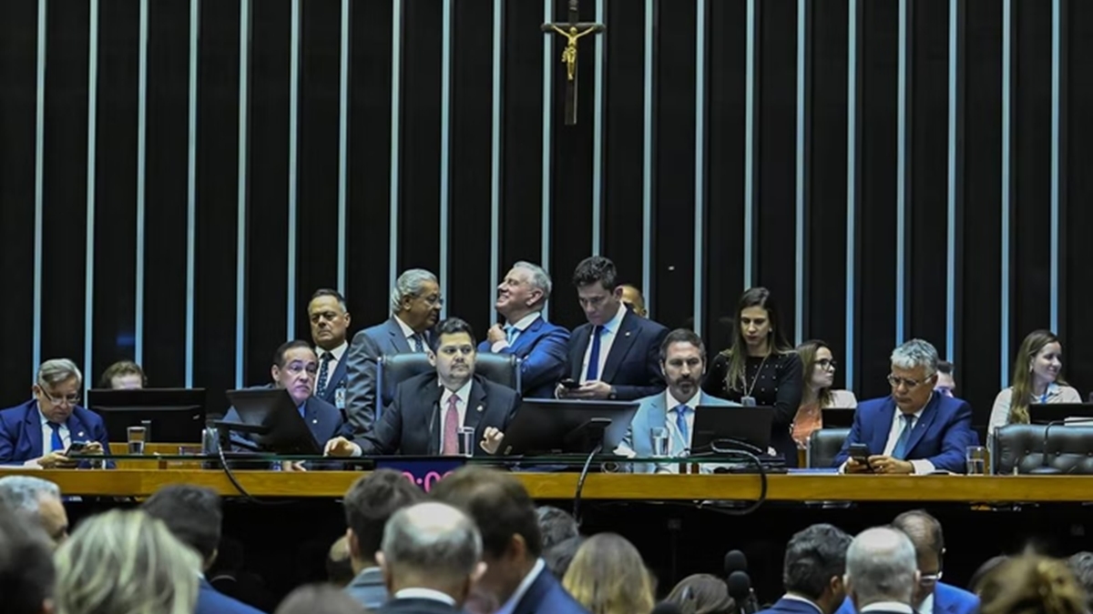 Medida visa a redistribuição das cadeiras com base no Censo 2022