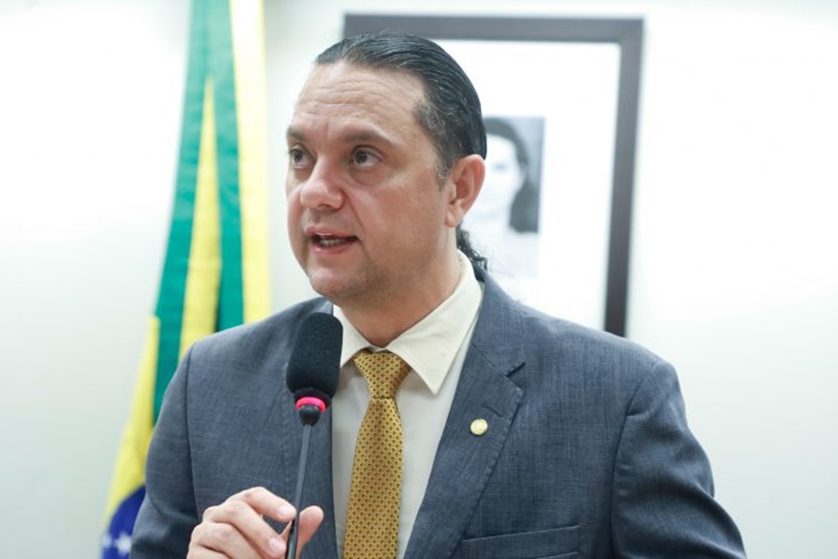 Texto aprovado é o substitutivo do relator, Weliton Prado