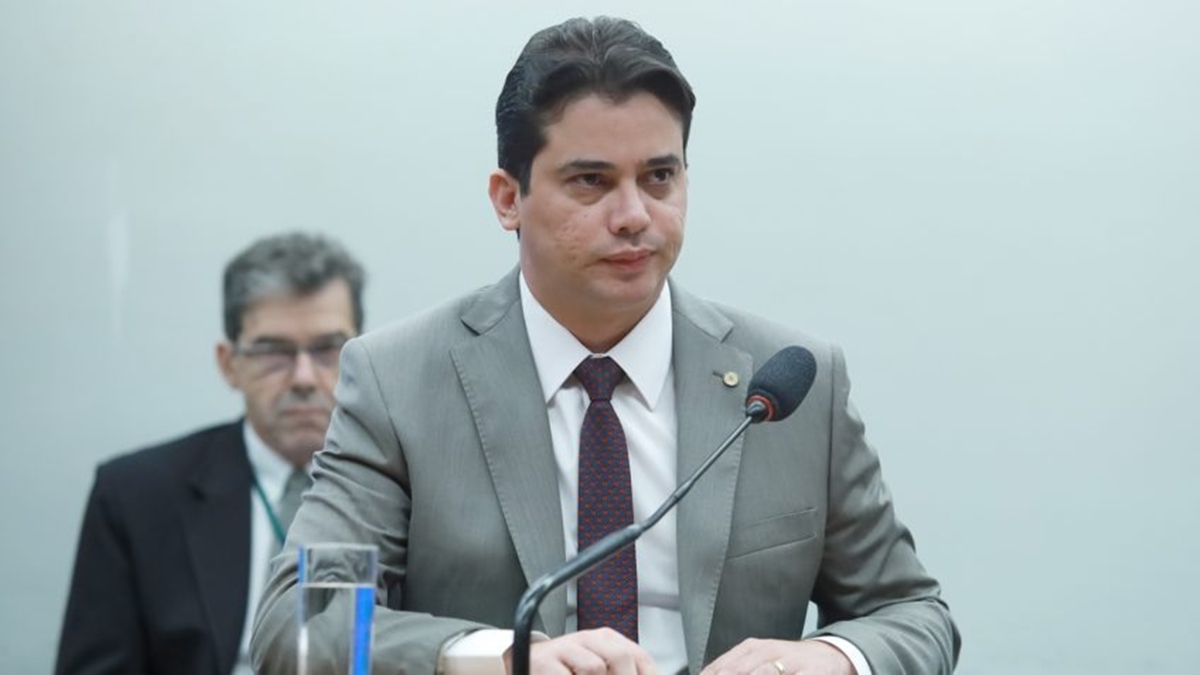 Um dos alvos é o deputado federal Junior Mano (PSB-CE)