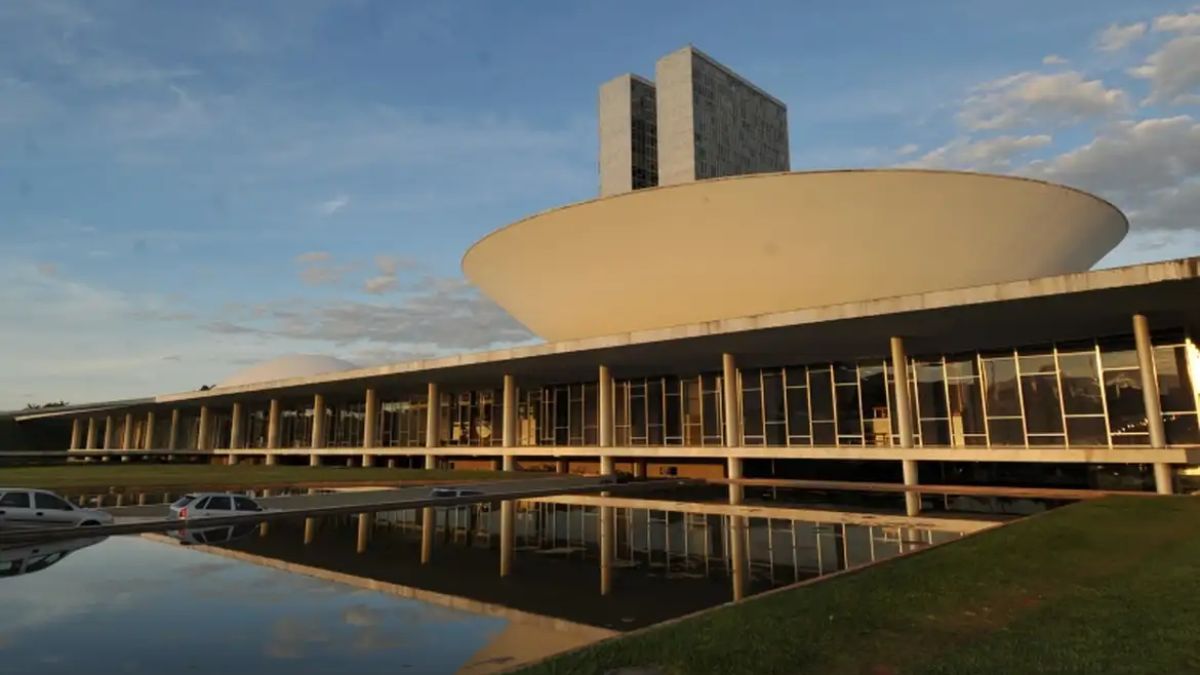 Senadores e deputados ocupam plenários em sinal de revolta