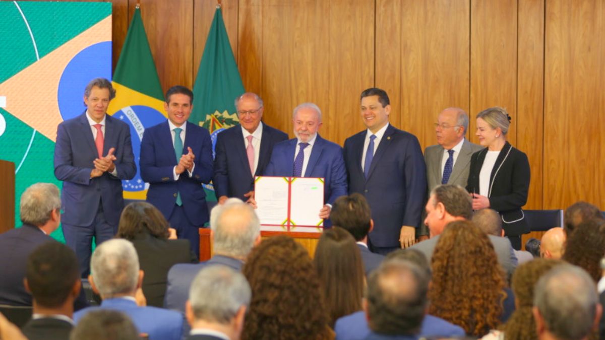 A assinatura da medida provisória.