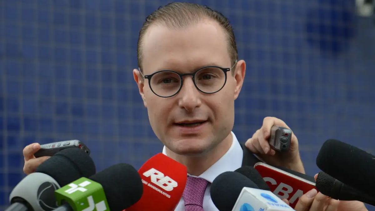 julgamento foi marcado para começar às 9h