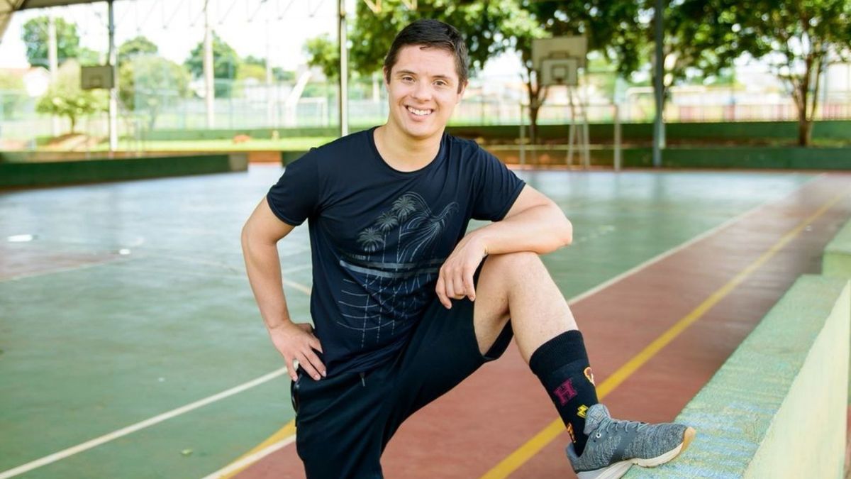 João Vitor recebe diploma na noite desta quinta-feira, 28