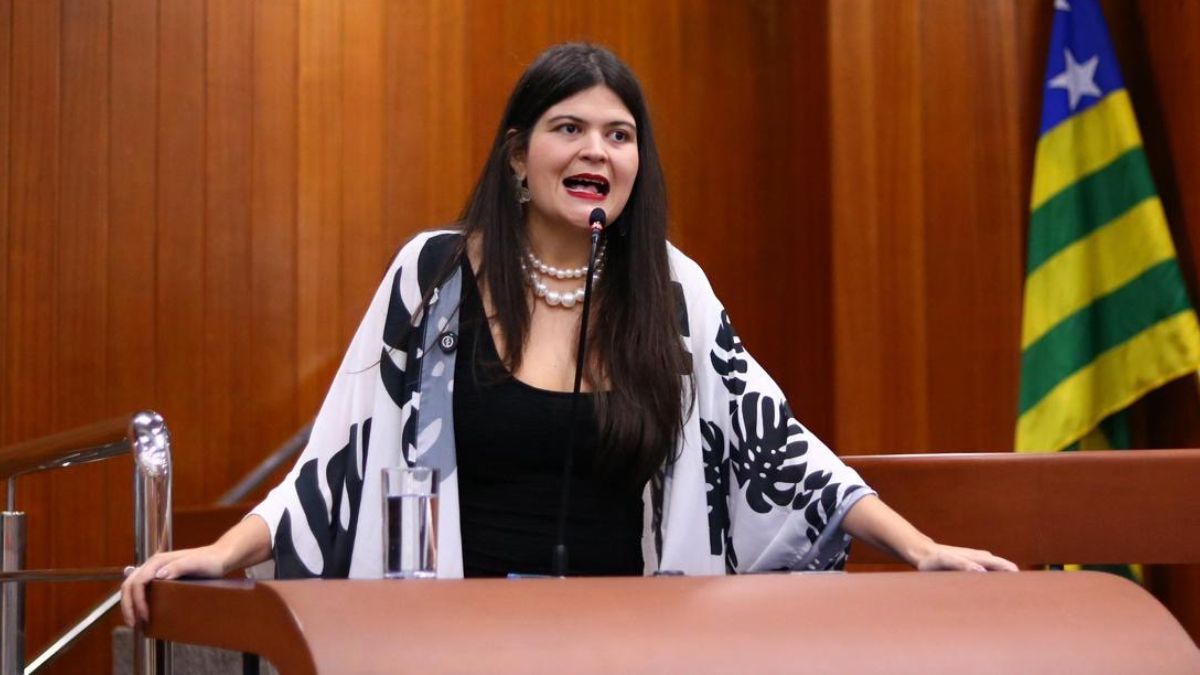 Vereadora Aava Santiago durante discurso na Câmara Municipal de Goiânia