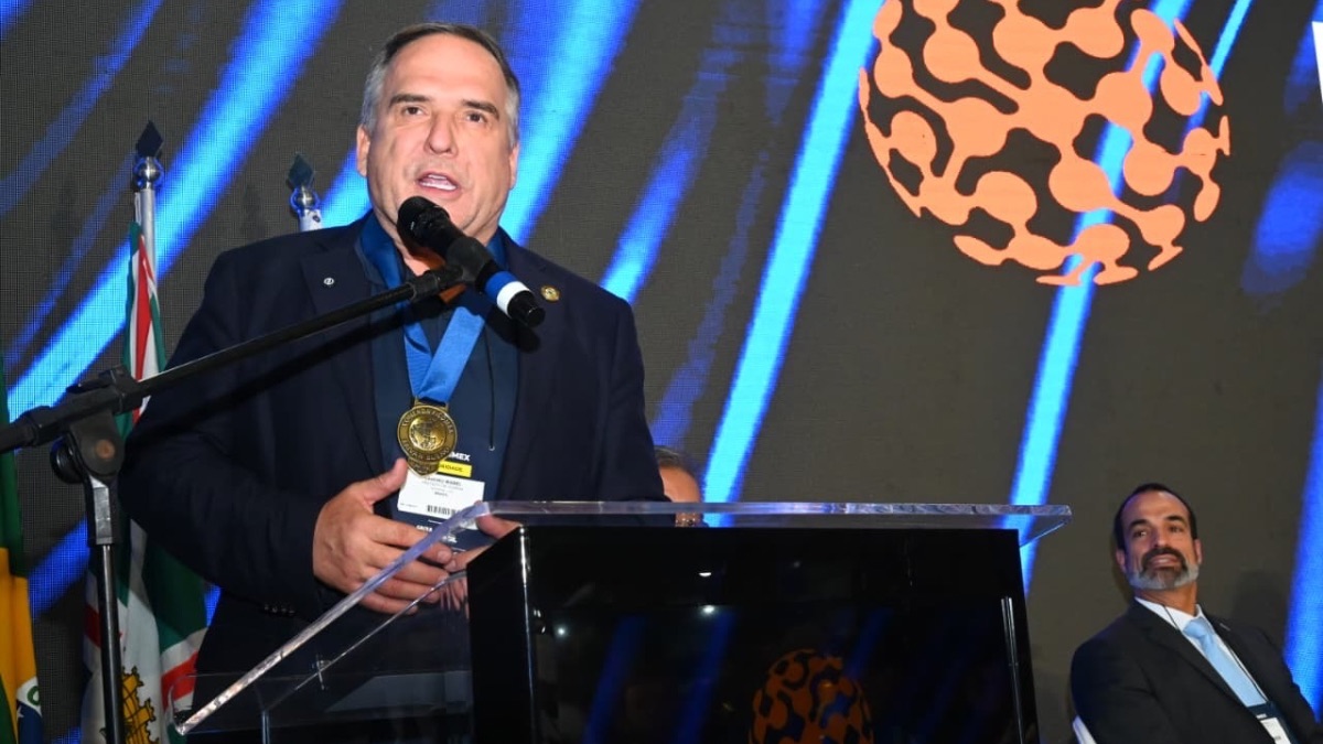 Prefeito Sandro Mabel discursa na abertura da Ficomex