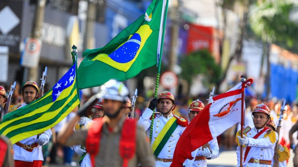 Registro do tradicional desfile militar realizado no centro da capital