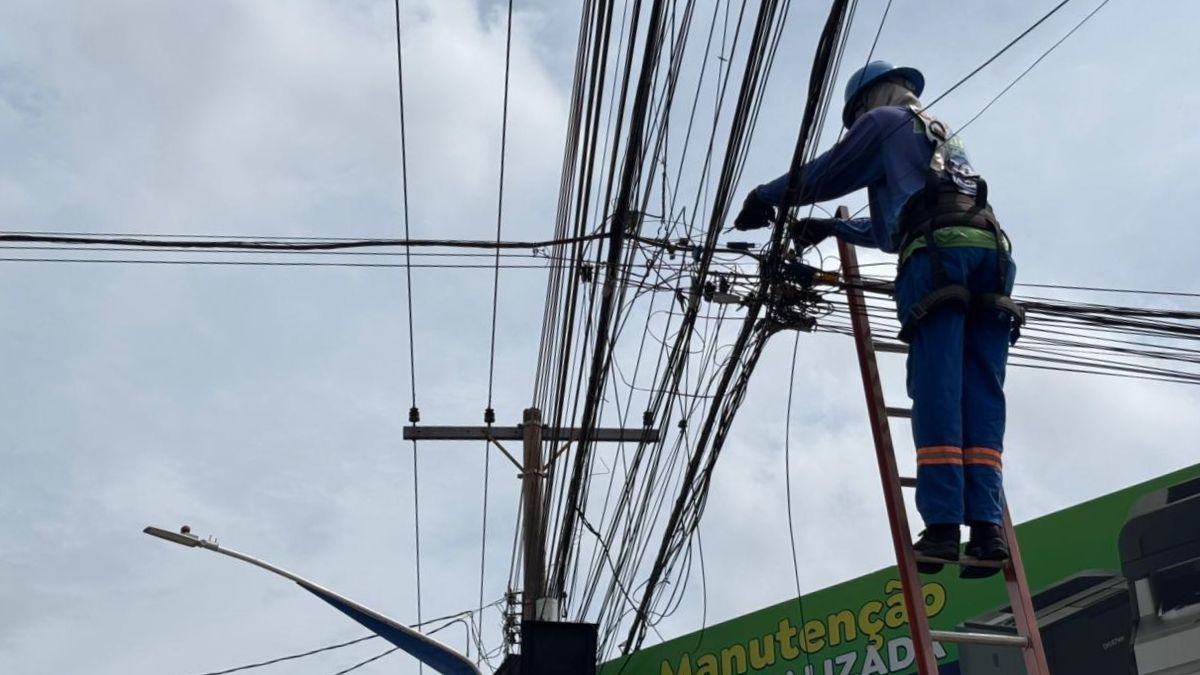 Trabalhador retira fios inservíveis na região Noroeste de Goiânia