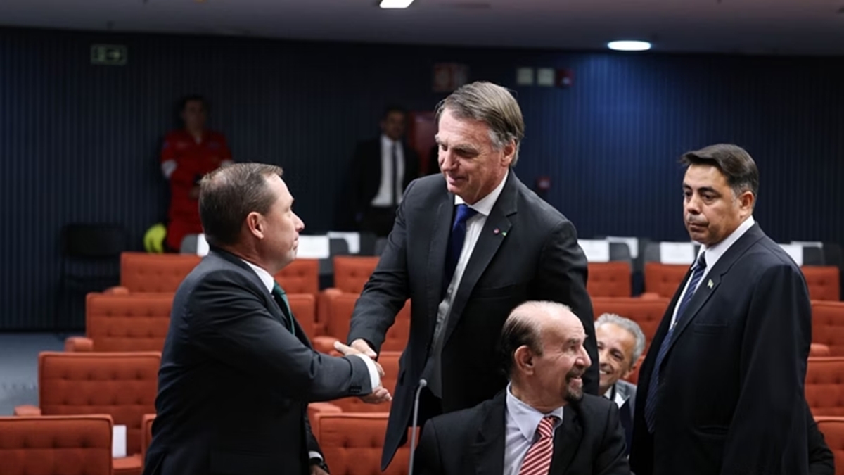Mauro Cid cumprimenta Bolsonaro