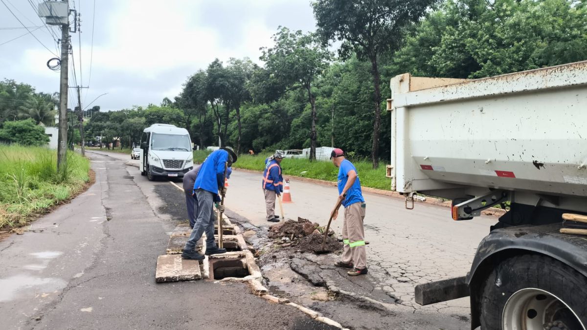 Mais de 120 toneladas de resíduos são retirados de bueiros da capital - Volumes elevados de precipitação provocaram alagamentos em diferentes regiões da cidade nos últimos meses