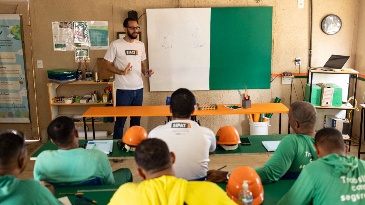 Programa de alfabetização beneficia trabalhadores em canteiros de obras em Goiás - Desde a criação do programa, já foram implantadas 319 escolas em canteiros de obras em todo o Brasil