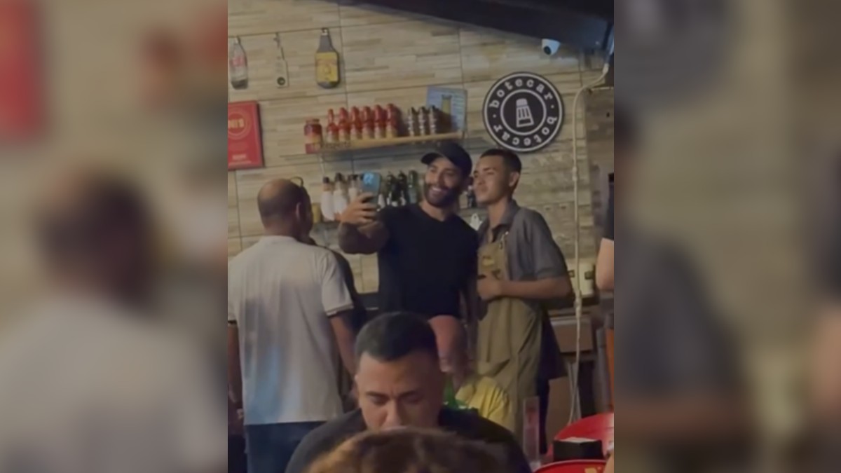 Gusttavo Lima curte folga em bar de Goiânia e tira fotos com frequentadores - Encontro aconteceu na segunda-feira