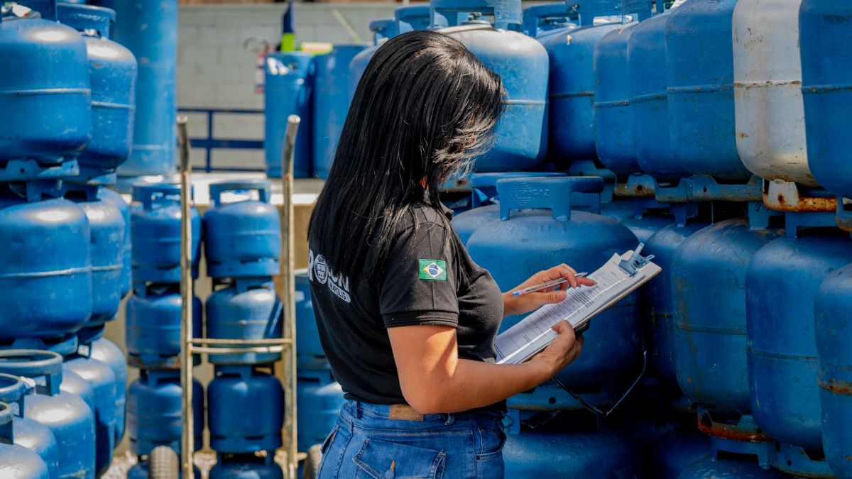 Procon Anápolis identifica variação de até 54% no preço da água e 28% no gás