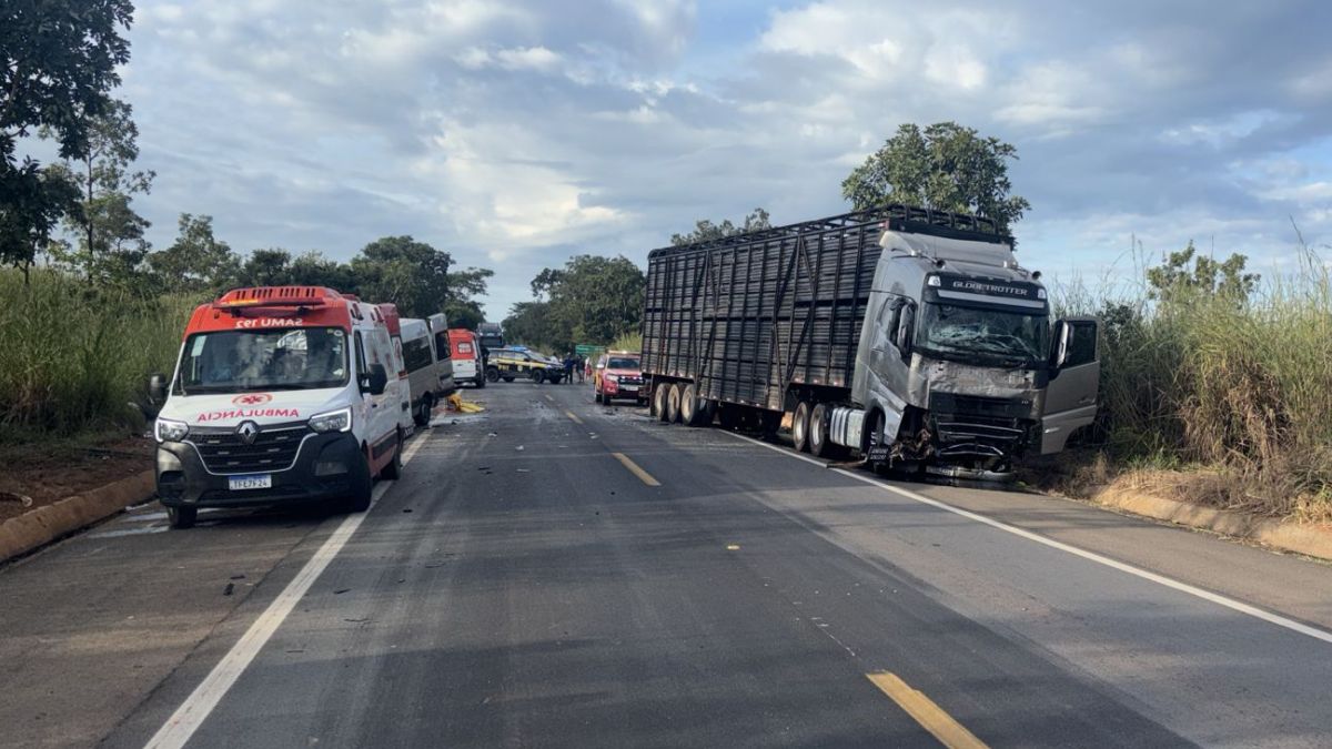 Acidente envolvendo carro, van e caminhão deixa oito mortos e oito feridos, em Formosa