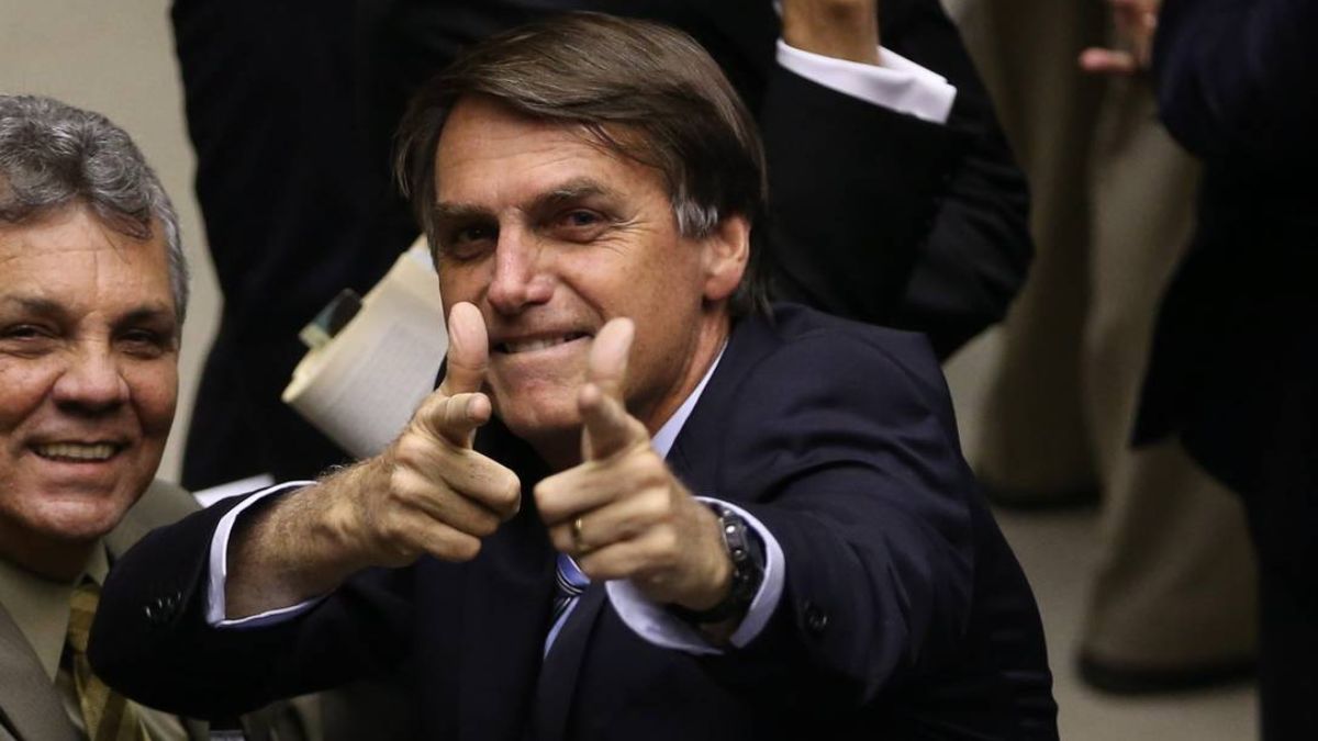 Moraes dá 24 horas para Bolsonaro explicar arma apreendida em blitz