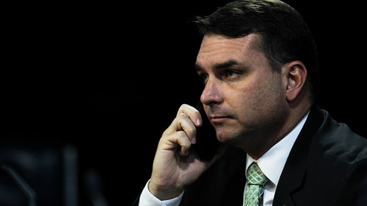 PGR pede que Flávio Bolsonaro seja ouvido por calúnia contra Lula