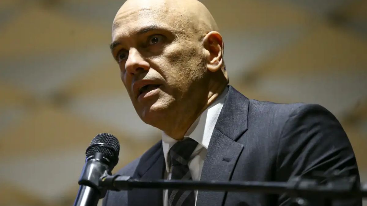 Editorial da Folha diz que não há mais lugar para Moraes no STF e sugere que ministro renuncie