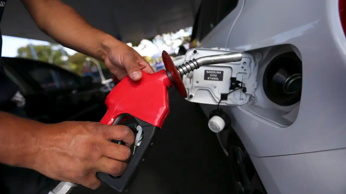 A 16 dias da eleição, governo zera tributos da gasolina