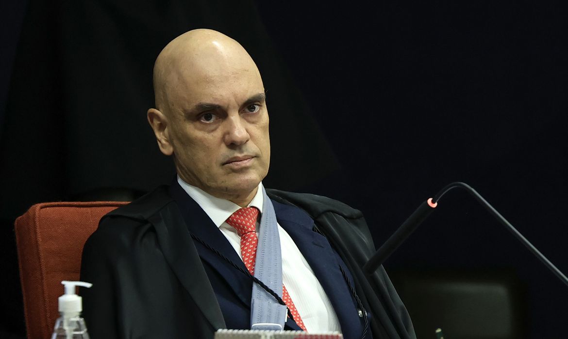 Por determinação de Moraes, Flávio é intimado a entregar passaportes
