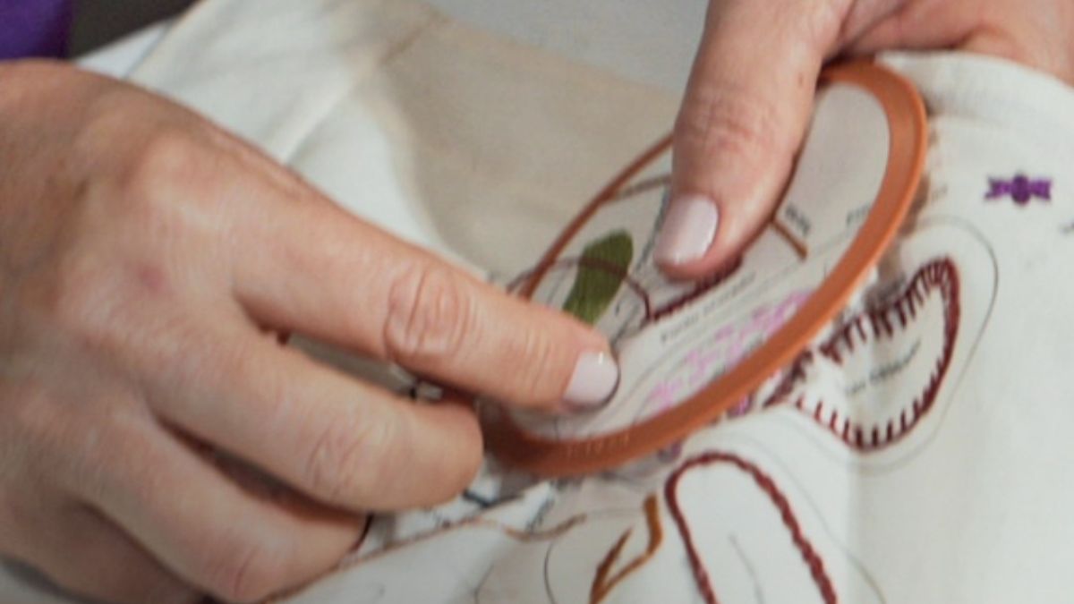 M&atilde;os d&atilde;o vida aos bordados na Cooperativa Bordana
